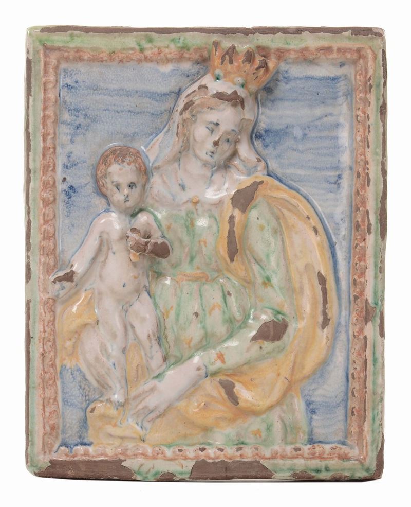 Bassorilievo in ceramica policroma raffigurante Madonna con Bambino, Toscana XVII secolo  - Auction Fine Arts from refined private house - Cambi Casa d'Aste