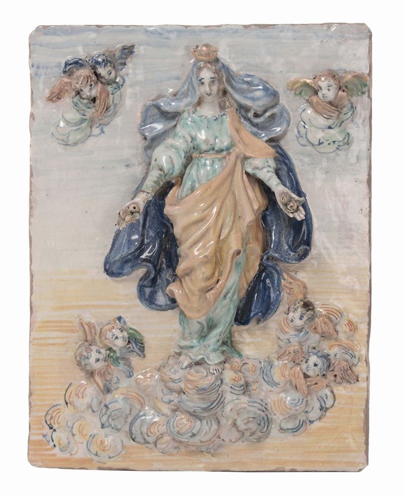 Altorilievo in ceramica policroma raffigurante Madonna contornata da putti, XVII secolo  - Asta Antiquariato, Affidamenti da raffinate dimore private - Cambi Casa d'Aste