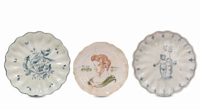 Lotto di Tre Crespine Diverse e Due Frammenti in Maiolica