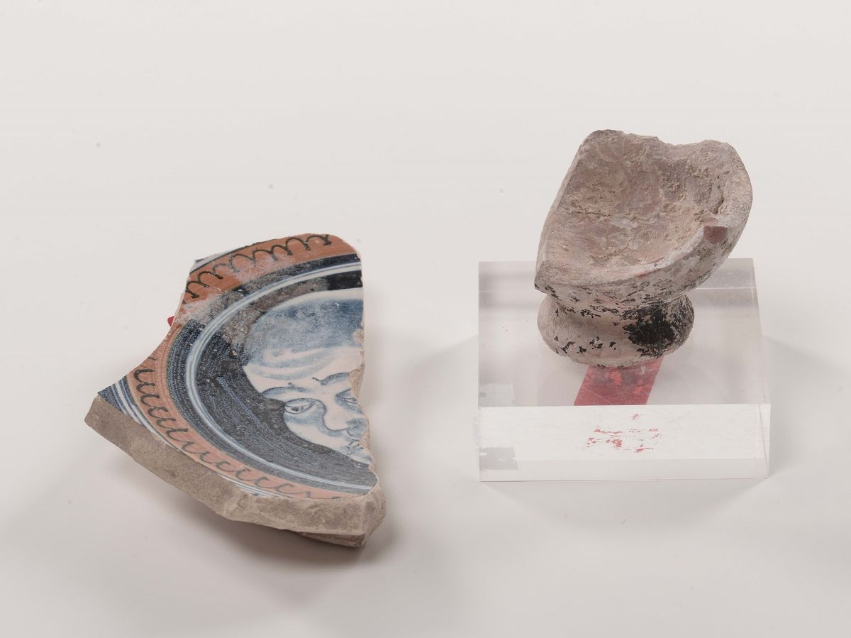 Lotto di Tre Crespine Diverse e Due Frammenti in Maiolica