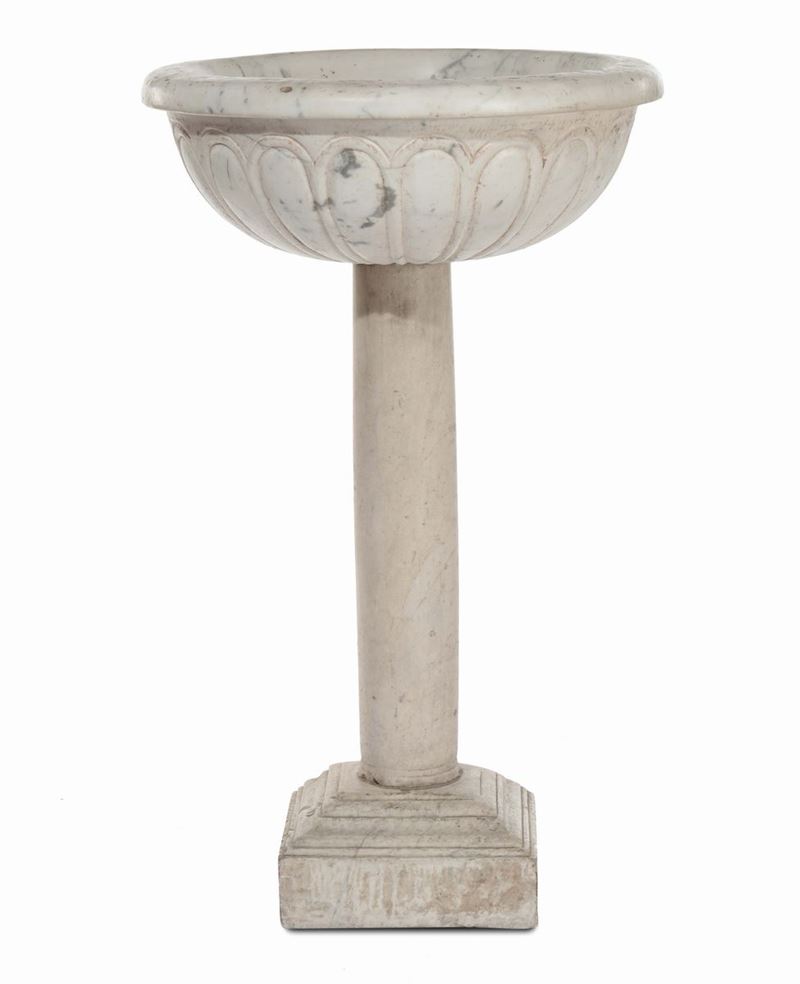 Grande acquasantiera in marmo bianco, XVII-XIX secolo  - Asta Antiquariato, Affidamenti da raffinate dimore private - Cambi Casa d'Aste