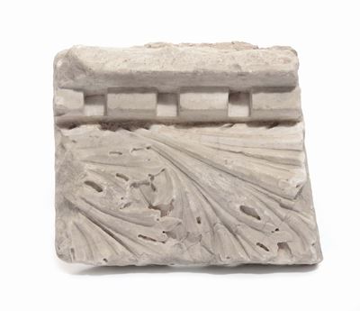 Frammento di Frontale Romano in Marmo Bianco