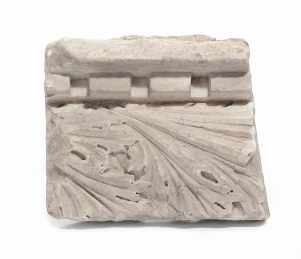 Frammento di frontale romano in marmo bianco