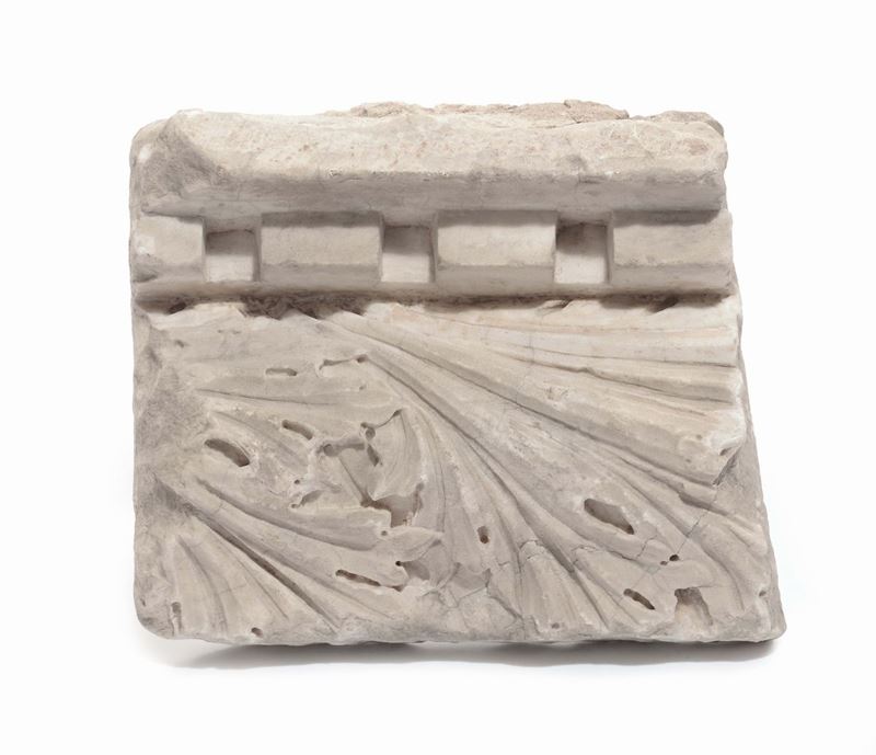 Frammento di frontale romano in marmo bianco  - Asta Antiquariato, Affidamenti da raffinate dimore private - Cambi Casa d'Aste