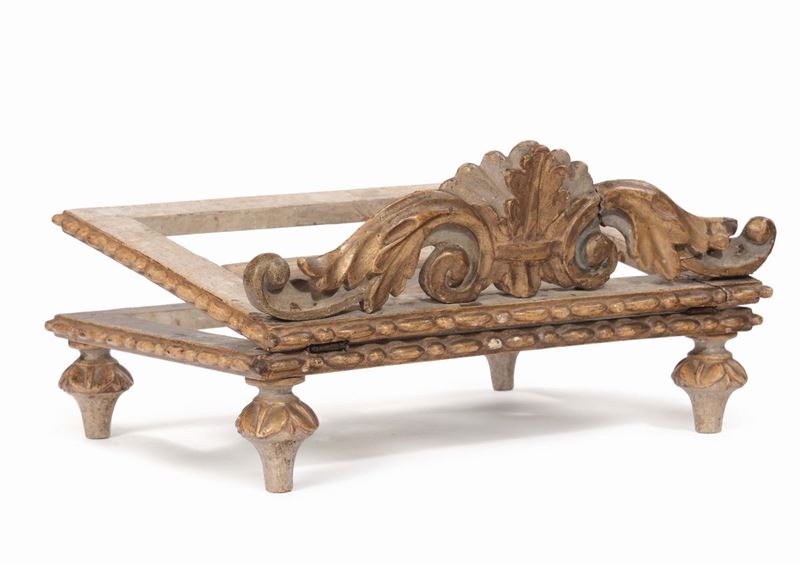 Leggio da tavolo in legno intagliato a foglie, laccato e dorato, XVIII secolo  - Asta Antiquariato, Affidamenti da raffinate dimore private - Cambi Casa d'Aste