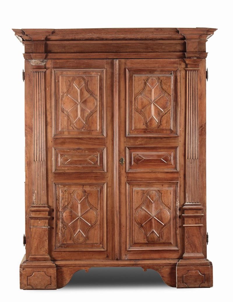 Armadio in noce a due ante pannellate, Genova XVIII secolo  - Asta Antiquariato, Affidamenti da raffinate dimore private - Cambi Casa d'Aste