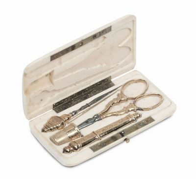 Set da Cucito in Argento Dorato e Metallo Entro Custodia in Avorio, XX Secolo