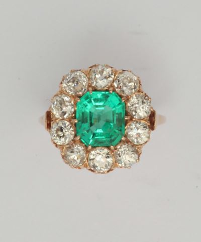 Anello con Smeraldo e Diamanti di Vecchio Taglio a Contorno