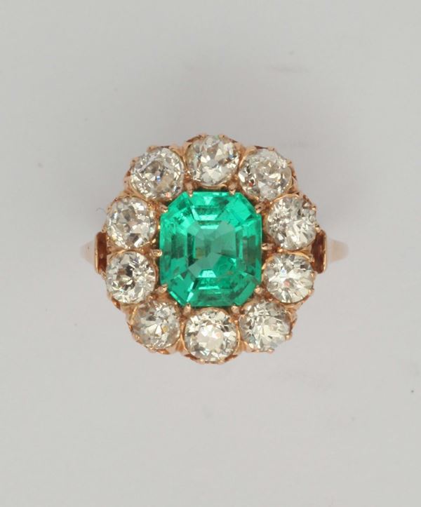 Anello con smeraldo e diamanti di vecchio taglio a contorno
