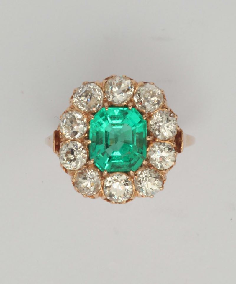 Anello con smeraldo e diamanti di vecchio taglio a contorno  - Asta Fine Jewels - I - Cambi Casa d'Aste