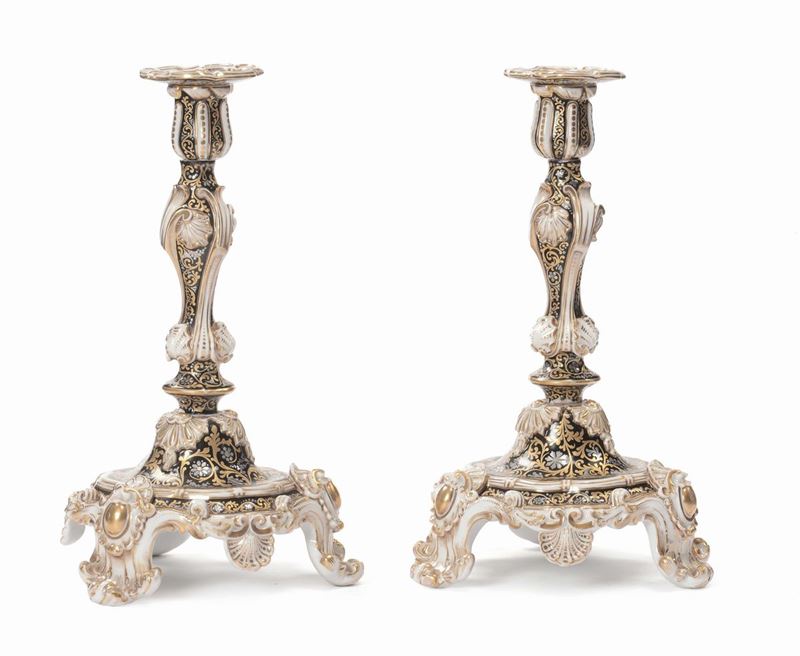 Coppia di candelieri in porcellana con dorature, XVIII secolo  - Auction Fine Arts from refined private house - Cambi Casa d'Aste