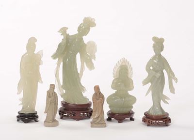 Lotto Composto da Quattro Sculture in Giada Verde, Tre Guanyin e un Buddha, e Due Sculture di Sag...