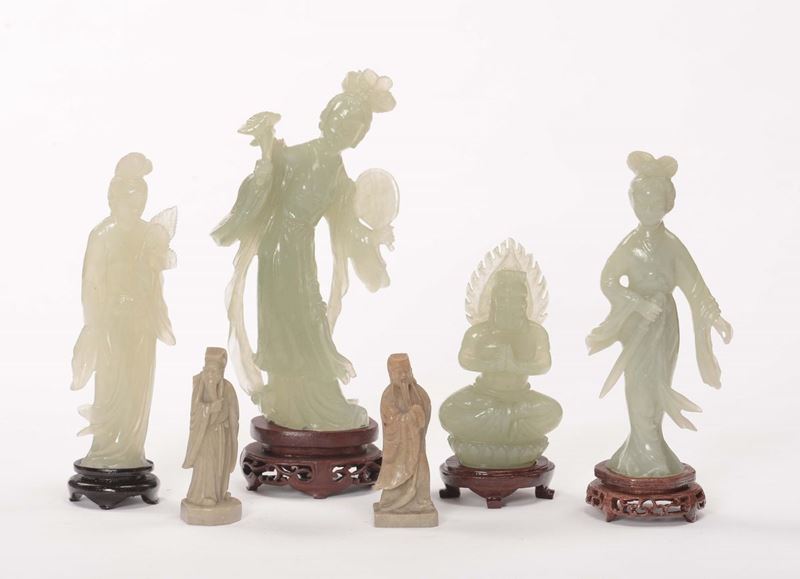 Lotto composto da quattro sculture in giada verde, tre Guanyin e un Buddha, e due sculture di saggi in saponaria, Cina, XX secolo  - Auction Time Auction 8-2014 - Cambi Casa d'Aste