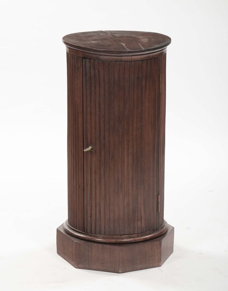 Comodino a colonna scanalata in noce a base esagonale  - Asta Antiquariato, Affidamenti da raffinate dimore private - Cambi Casa d'Aste