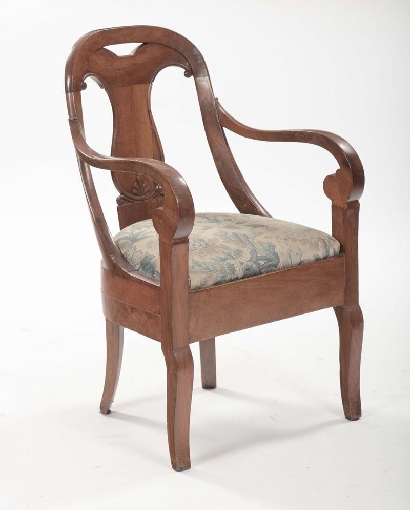 Poltrona in noce con schienale a giorno, XIX secolo  - Asta Antiquariato, Affidamenti da raffinate dimore private - Cambi Casa d'Aste