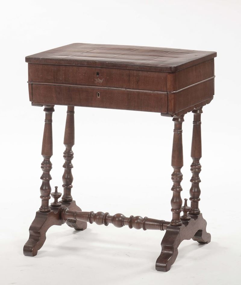 Tavolino da lavoro in noce  - Asta Antiquariato, Affidamenti da raffinate dimore private - Cambi Casa d'Aste