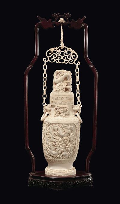Vaso in avorio scolpito con coperchio e figure di drago in rilievo, Cina, Canton, Dinastia Qing, ...