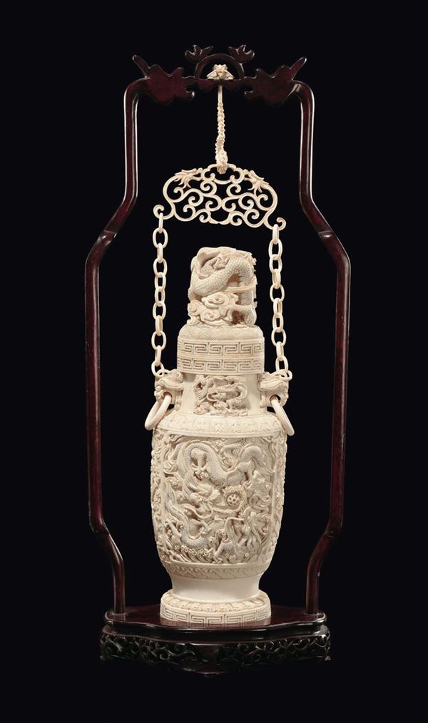 Vaso con catena e coperchio scolpito in avorio con figure di drago in rilievo ad anse ad anelli, Cina, Canton, Dinastia Qing, fine XIX secolo