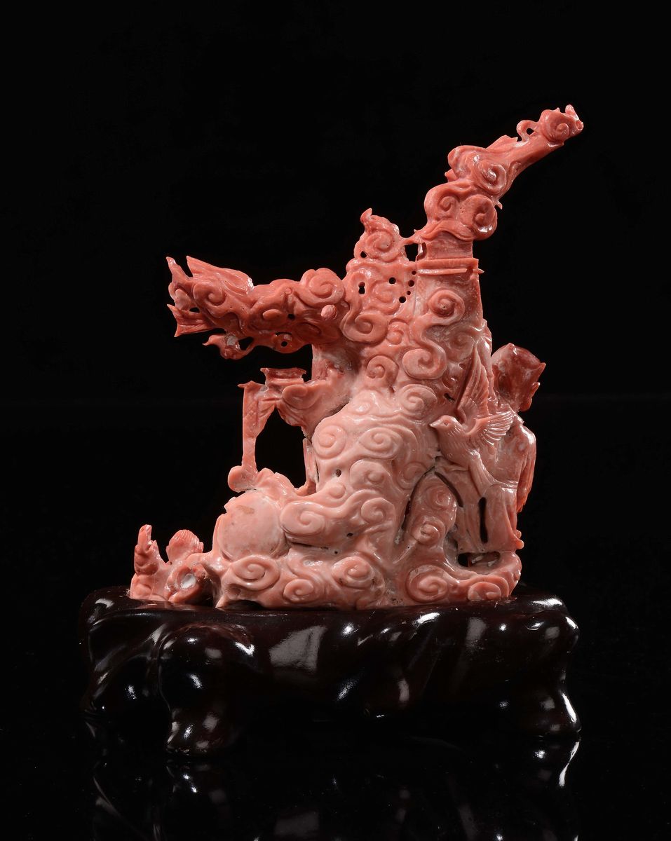 Scultura in Corallo Raffigurante Tempio con Figura Votiva e Guardiano con Lancia, Cina, Dinastia ...