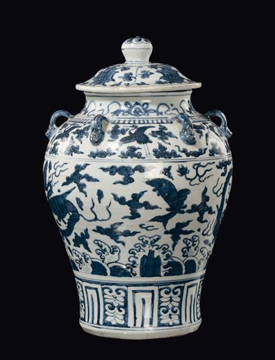 Cina, Dinastia Ming, Vaso con coperchio in porcellana bianca e blu decorato con draghi, pesci e a...