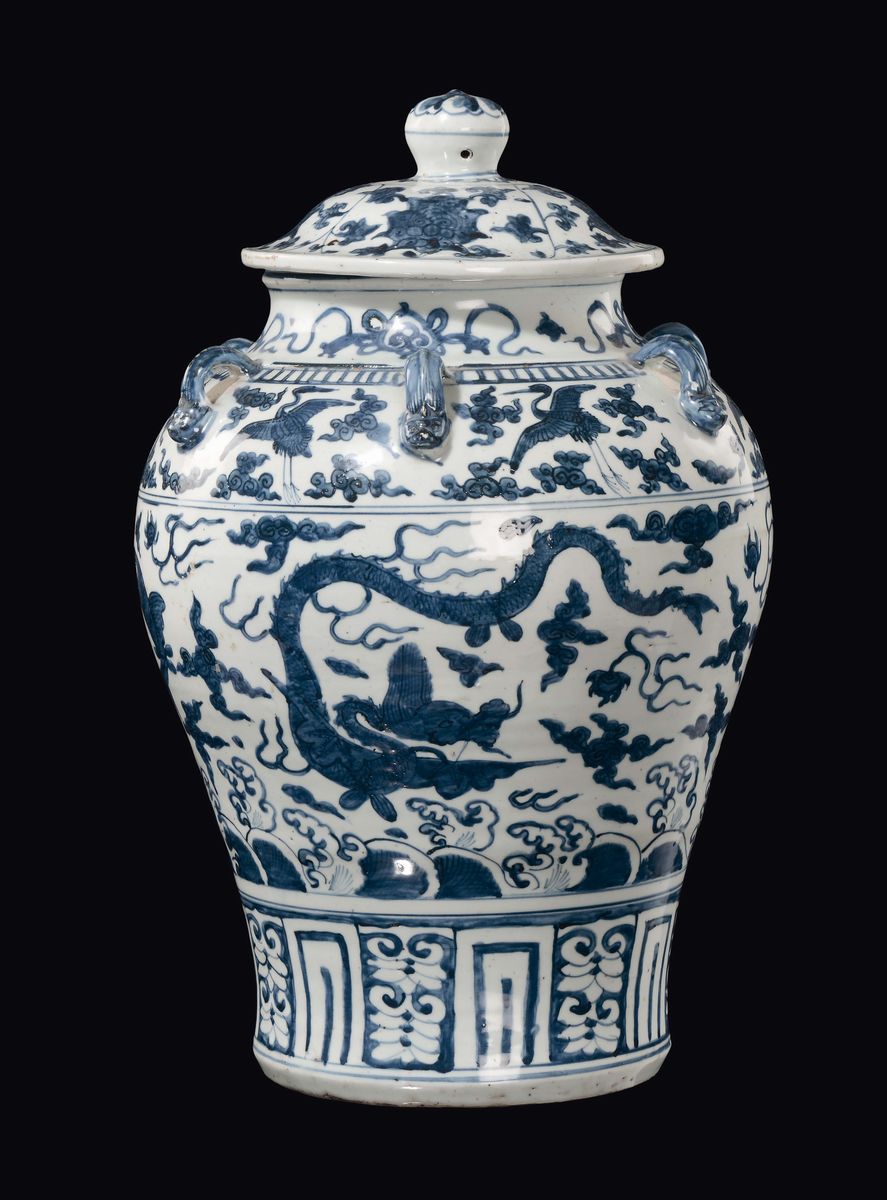Cina, Dinastia Ming, Vaso con coperchio in porcellana bianca e blu decorato con draghi, pesci e a...