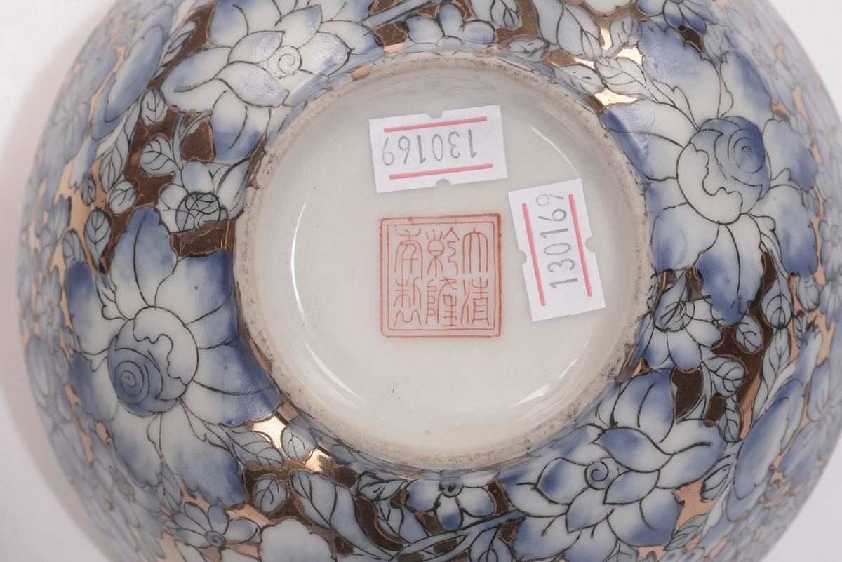 Ciotola in Porcellana a Fondo Dorato con Fiori Azzurri, Cina, XX Secolo