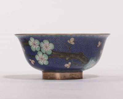 Ciotolina in Cloisonné a Fondo Blu con Decoro di Fiori di Pesco, Cina, XX Secolo