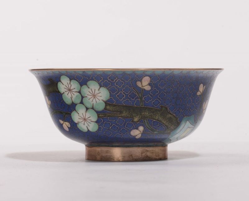 Ciotolina in cloisonné a fondo blu con decoro di fiori di pesco, Cina, XX secolo  - Asta Chinese Works of Art - Cambi Casa d'Aste