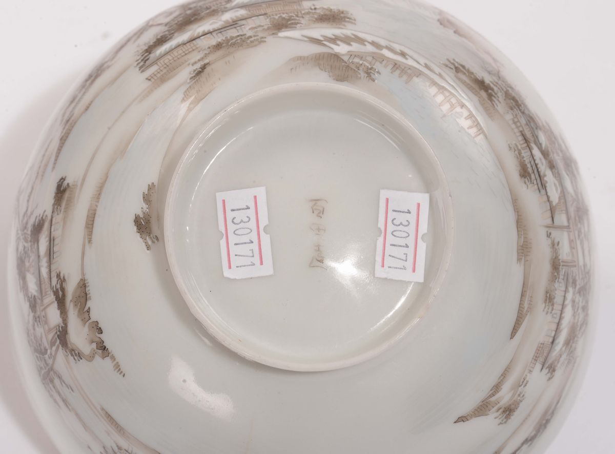 Ciotola in Vetro Dipinto con Decoro di Paesaggio con Case, Cina, XX Secolo
