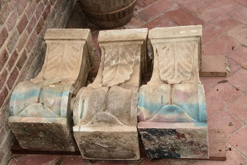 Panca in marmo scolpito  - Asta Arredi dalle dimore degli eredi Ercole Marelli e altre provenienze - Cambi Casa d'Aste