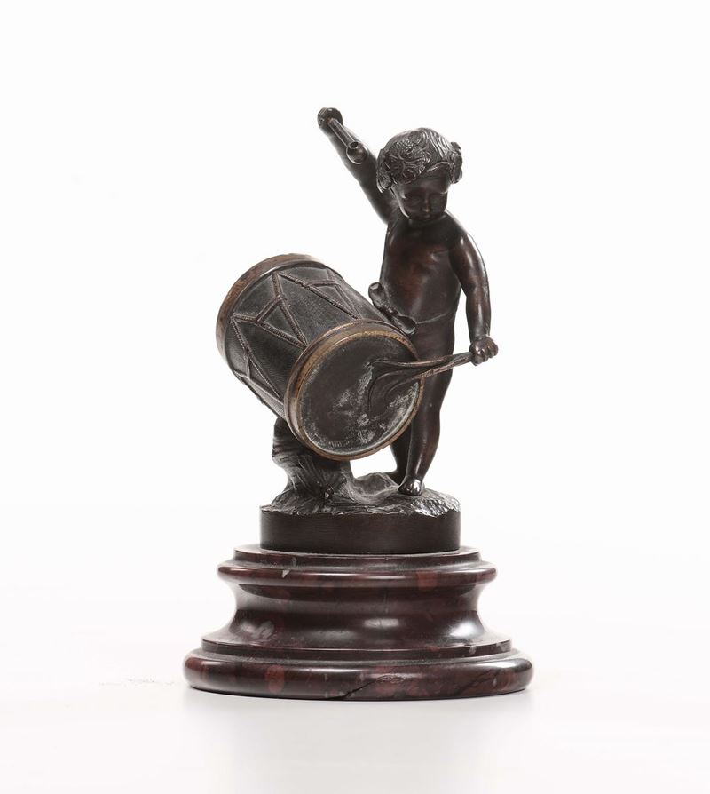Bronzetto raffigurante fanciullo con tamburello  - Asta Antiquariato, Affidamenti da raffinate dimore private - Cambi Casa d'Aste