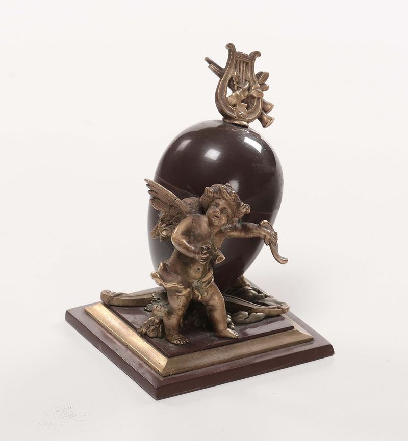 Cupido in bronzo dorato con uovo, inizio XX secolo  - Asta Antiquariato, Affidamenti da raffinate dimore private - Cambi Casa d'Aste