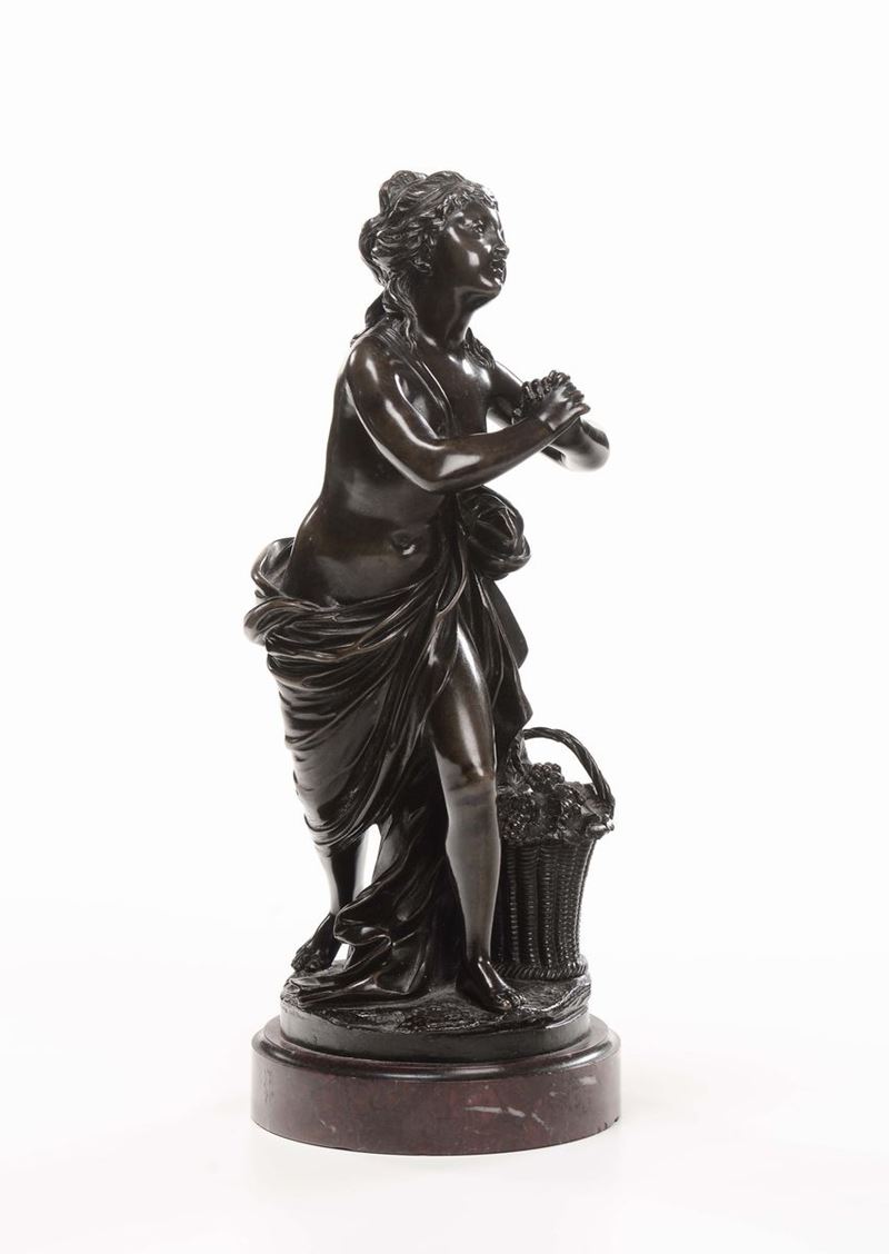 Scultura in bronzo raffigurante donna con cesto, XIX secolo  - Asta Antiquariato, Affidamenti da raffinate dimore private - Cambi Casa d'Aste