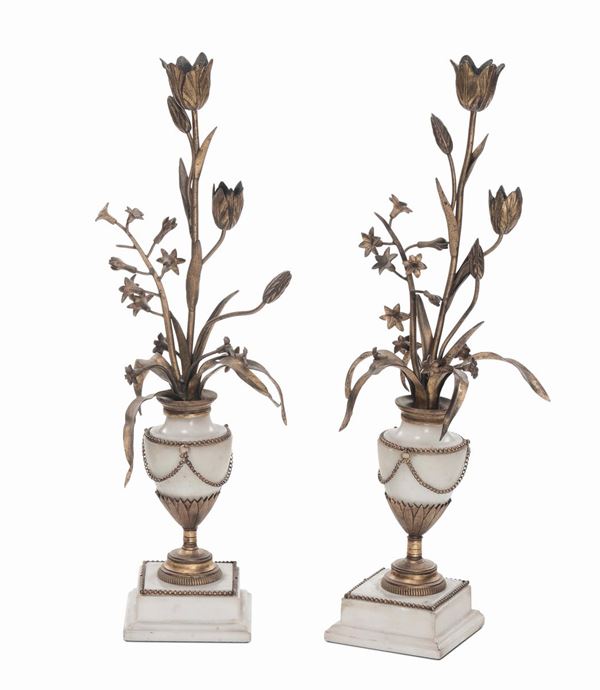 Coppia di cassolettes in marmo bianco e bronzo dorato, XIX secolo