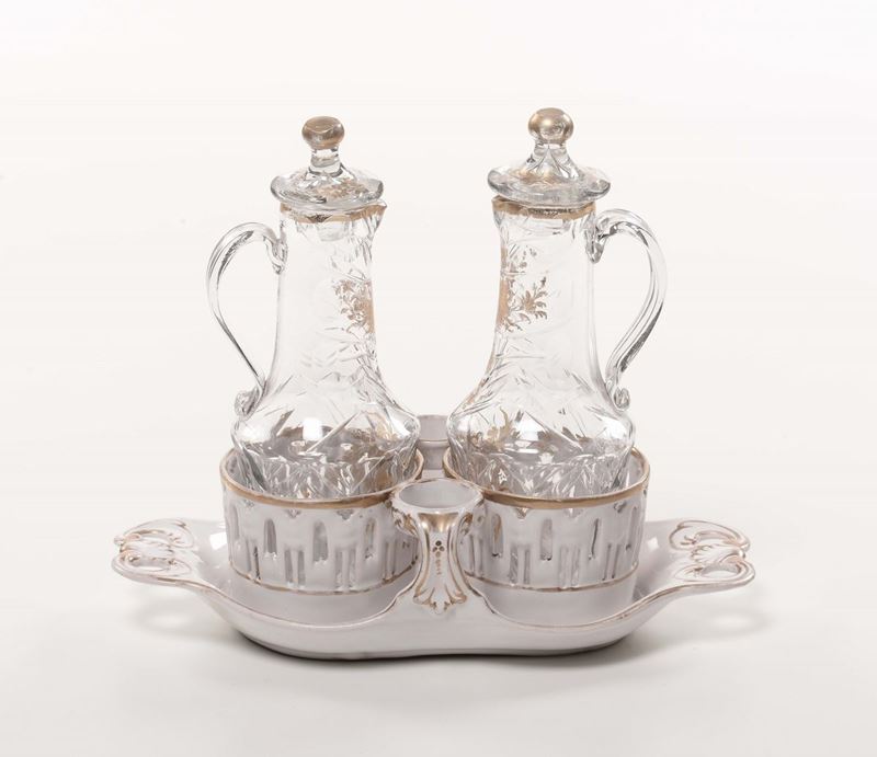 Oliera in porcellana con ampolle in cristallo  - Asta Antiquariato, Affidamenti da raffinate dimore private - Cambi Casa d'Aste