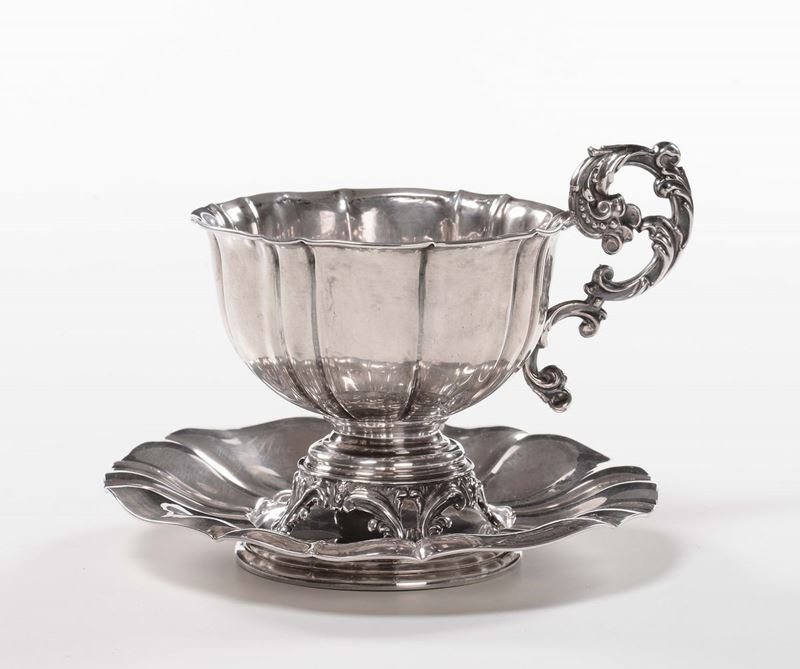 Tazza con piattino in argento  - Asta Antiquariato, Affidamenti da raffinate dimore private - Cambi Casa d'Aste