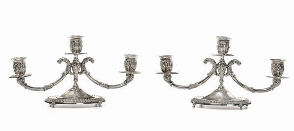 Coppia di candelabri a tre luci in argento, XX secolo