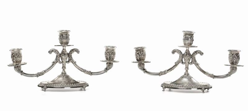 Coppia di candelabri a tre luci in argento, XX secolo  - Asta Antiquariato, Affidamenti da raffinate dimore private - Cambi Casa d'Aste