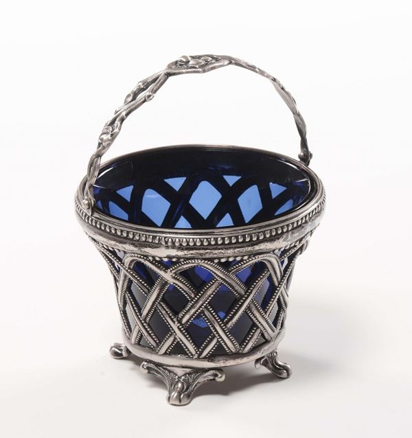 Cestino in argento traforato con vetro blu