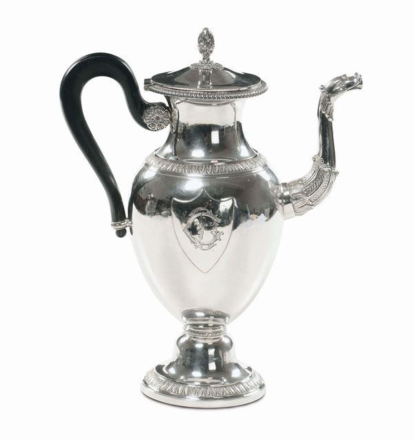 Caffettiera in argento fuso e sbalzato, XX secolo