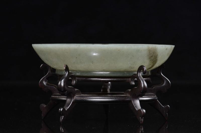 A green jade and russet cup, China, Qing Dynasty, 19th century  - Auction Chinese Works of Art - Cambi Casa d'Aste