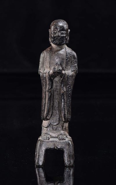 Figura di Luohan in Bronzo con Frutto tra le Mani, Cina, Dinastia Ming, XVII Secolo