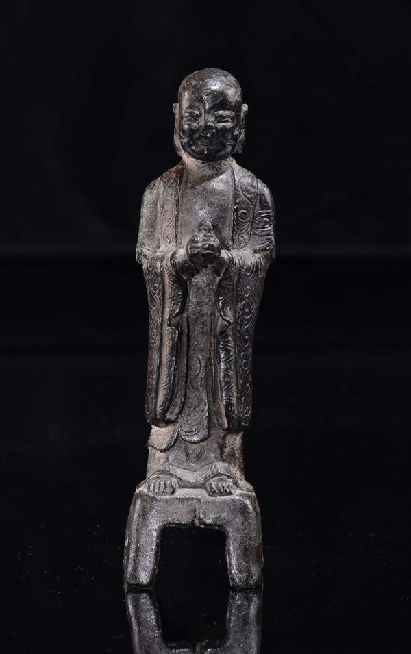 Figura di Luohan in bronzo con frutto tra le mani, Cina, Dinastia Ming, XVII secolo