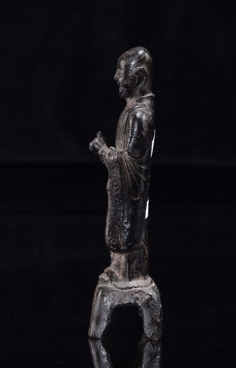 Figura di Luohan in Bronzo con Frutto tra le Mani, Cina, Dinastia Ming, XVII Secolo