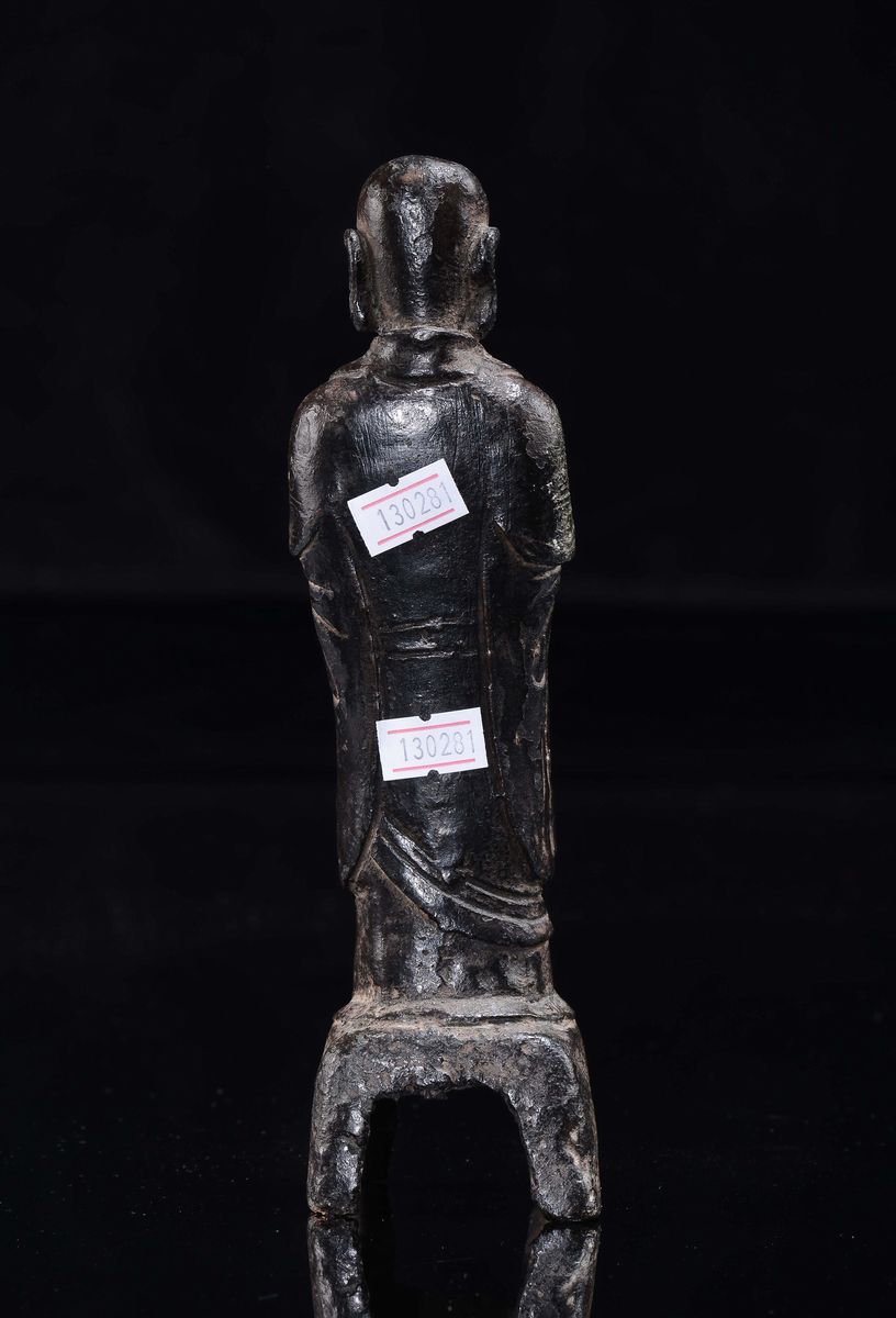 Figura di Luohan in Bronzo con Frutto tra le Mani, Cina, Dinastia Ming, XVII Secolo