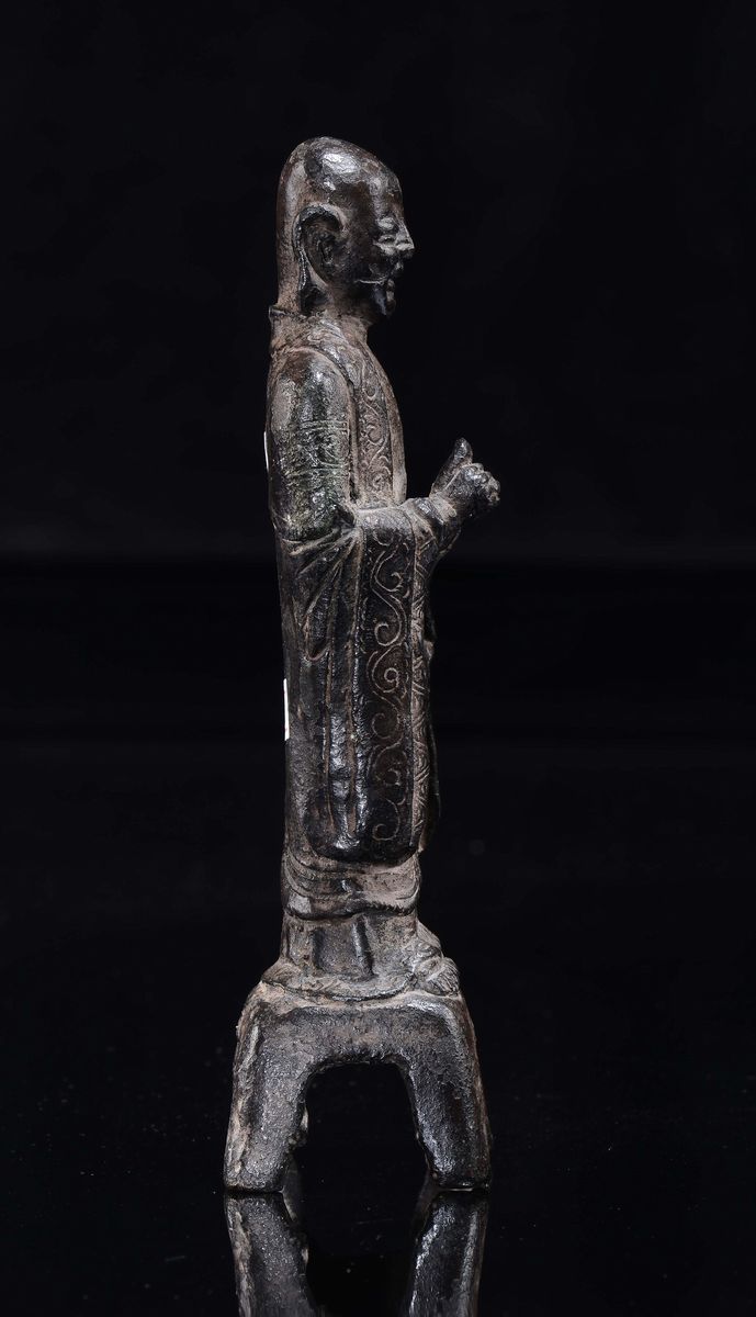 Figura di Luohan in Bronzo con Frutto tra le Mani, Cina, Dinastia Ming, XVII Secolo