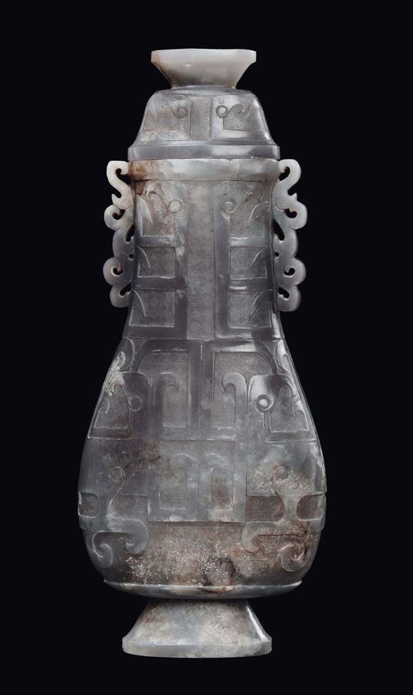 Vasetto in agata grigia e russet incisa a motivo arcaico a doppia ansa con coperchio, Cina, Dinastia Qing, XIX secolo