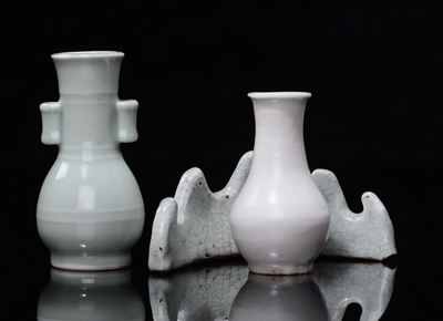 Lotto Composto da Due Vasetti e un Posapennelli in Porcellana Celadon, Cina, XX Secolo