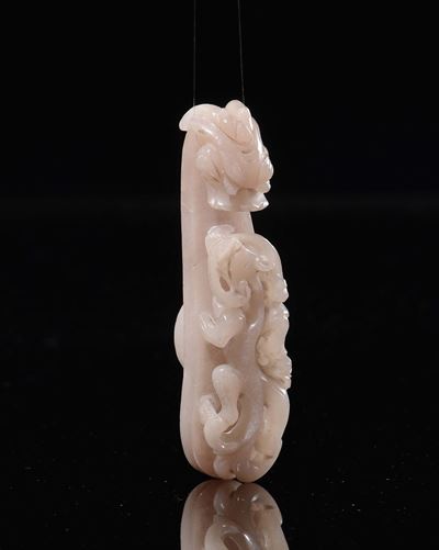 Fibbia in giada bianca scolpita a forma di draghetto, Cina, Dinastia Qing, epoca Qianlong (1736-1...