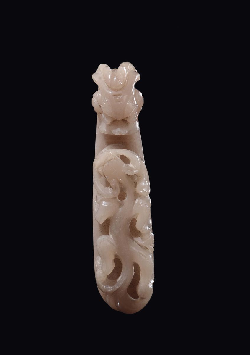 Fibbia in giada bianca scolpita a forma di draghetto, Cina, Dinastia Qing, epoca Qianlong (1736-1...
